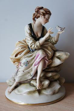Девушка с птичкой Каподимонте фарфоровая статуэтка