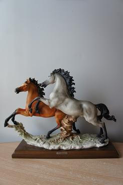 Бегущие лошади Giuseppe Armani Capodimonte статуэтка