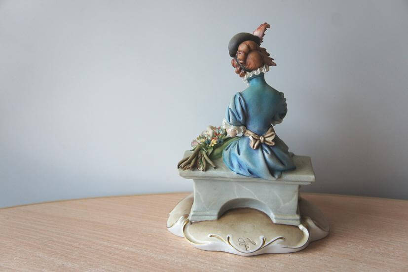 Дама на скамье, Capodimonte, статуэтка