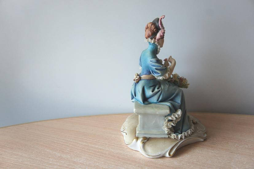Дама на скамье, статуэтка, Capodimonte