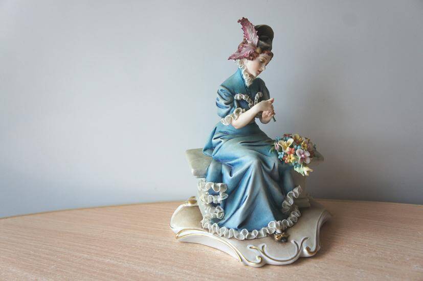 Дама на скамье, Capodimonte, статуэтка