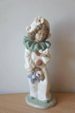 Клоун с игрушкой, NAO Lladro, фарфоровая статуэтка, KunstGalerie.ru