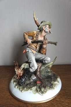 Охотник с зайцем, Каподимонте, фарфоровая статуэтка