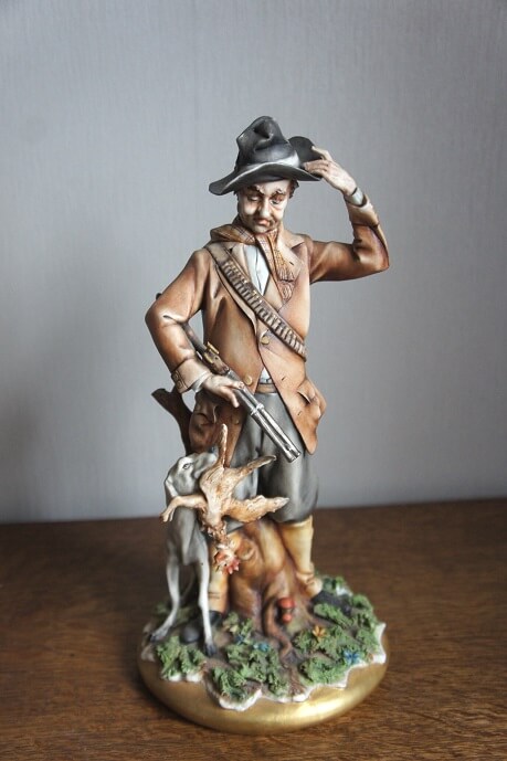 Охотник и собака с дичью, Каподимонте, фарфоровая статуэтка