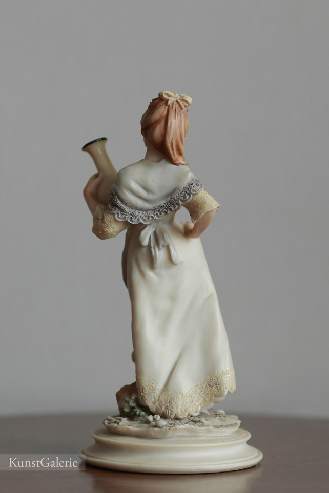 Девочка с кувшином, Auro Belcari, Capodimonte, статуэтка