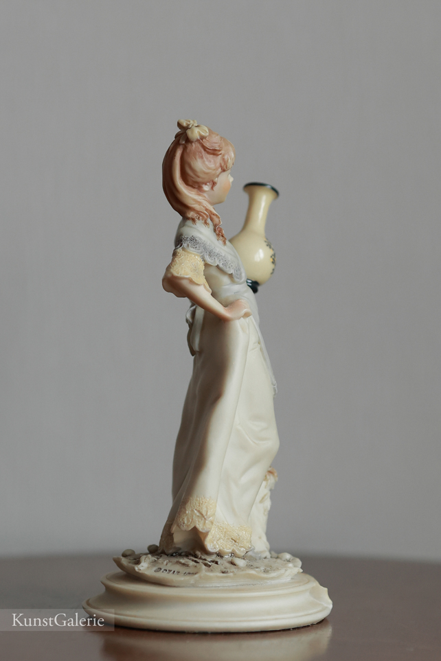 Девочка с кувшином, Auro Belcari, Каподимонте, статуэтка