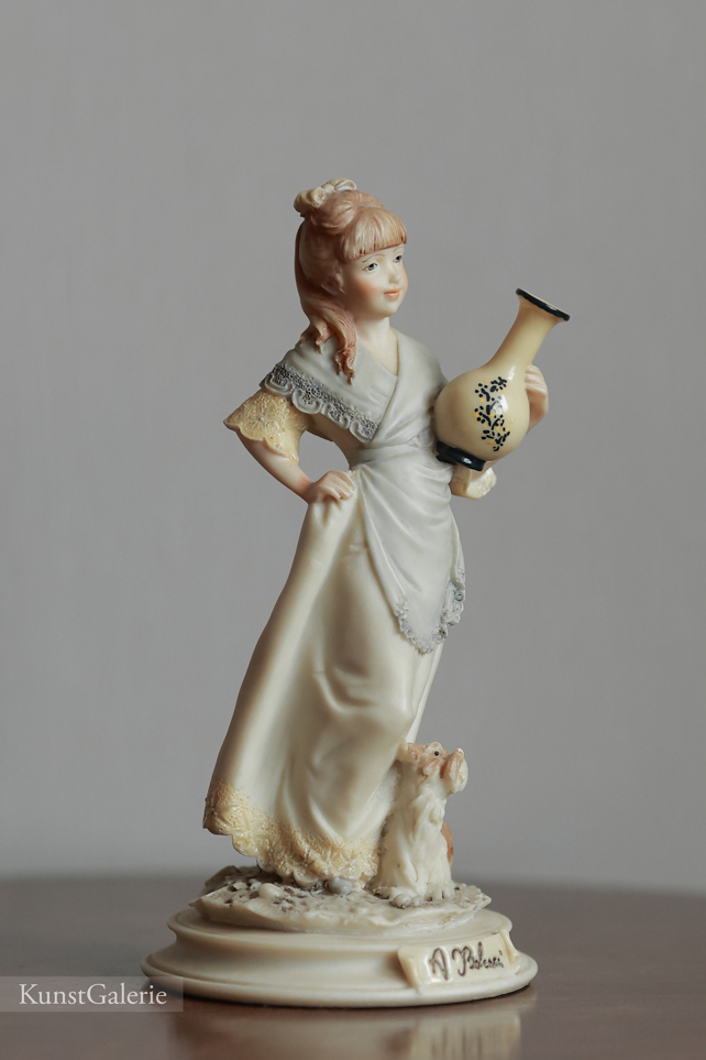 Девочка с кувшином, Auro Belcari, Каподимонте, статуэтка