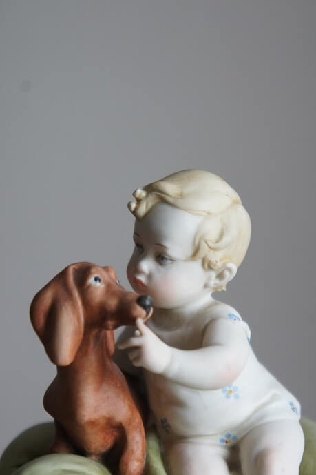 Малыш с таксой на подушке, Giuseppe Cappe, Capodimonte, статуэтка