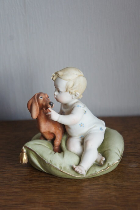 Малыш с таксой на подушке, Giuseppe Cappe, Capodimonte, статуэтка