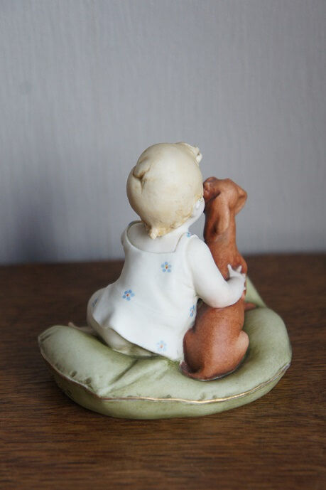 Малыш с таксой на подушке, Giuseppe Cappe, Capodimonte, статуэтка