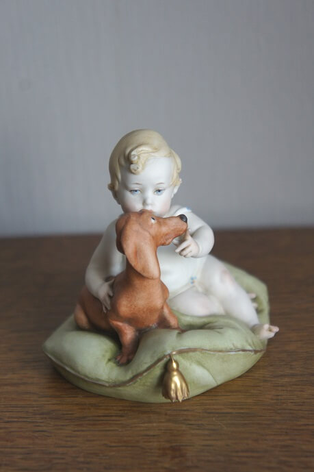 Малыш с таксой на подушке, Giuseppe Cappe, Capodimonte, статуэтка