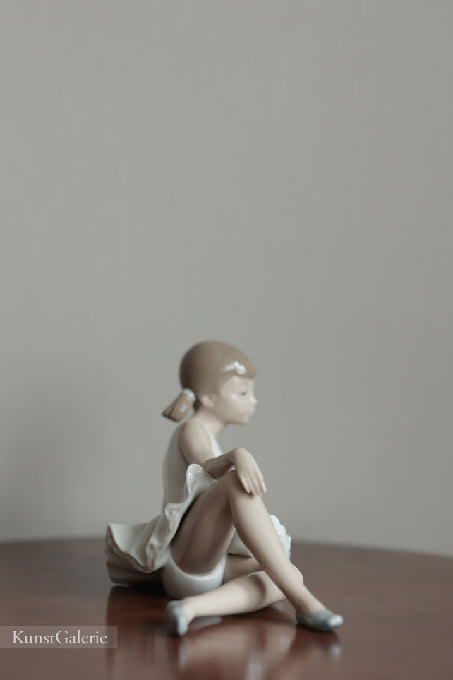Балерина на полу, фарфоровая статуэтка, Льядро