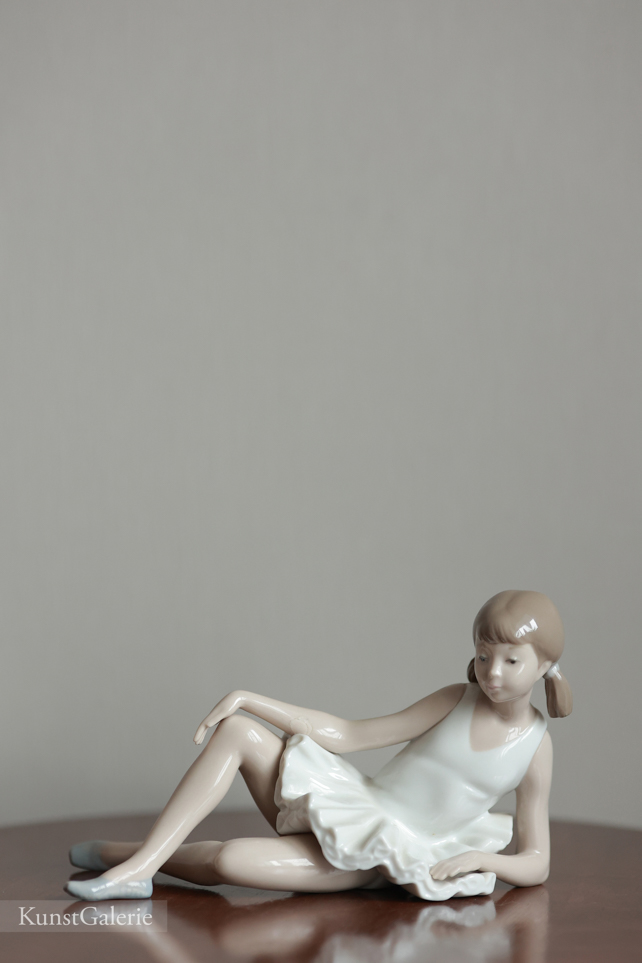 Балерина на полу, NAO Lladro, фарфоровая статуэтка, KunstGalerie.ru