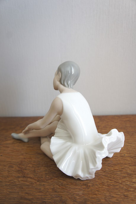Балерина сидит, фарфоровая статуэтка, NAO Ladro