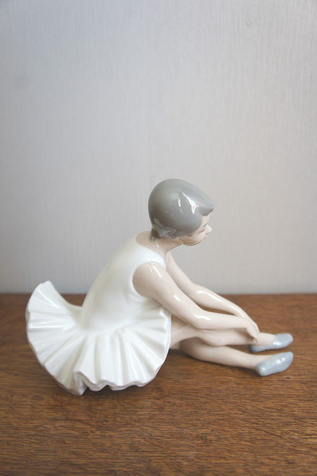 Балерина сидит, фарфоровая статуэтка, NAO Ladro