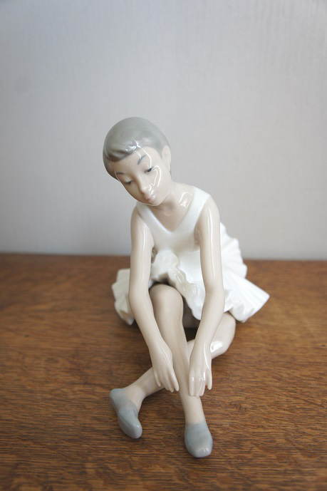 Балерина сидит, фарфоровая статуэтка, NAO Ladro