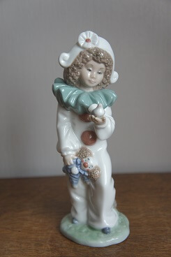 Клоун с игрушкой, NAO Lladro, фарфоровая статуэтка, KunstGalerie.ru