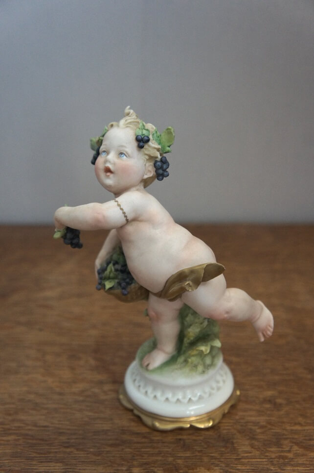 Малыш с виноградом, Giuseppe Cappe, Capodimonte, статуэтка