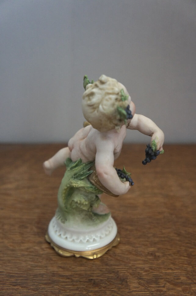 Малыш с виноградом, Giuseppe Cappe, Capodimonte, статуэтка