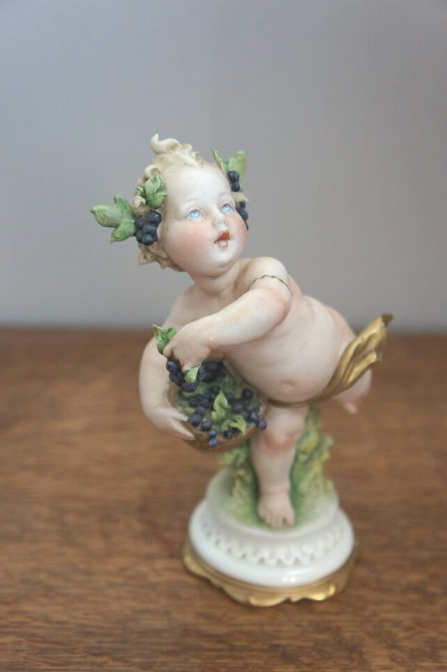 Малыш с виноградом, Giuseppe Cappe, Capodimonte, статуэтка