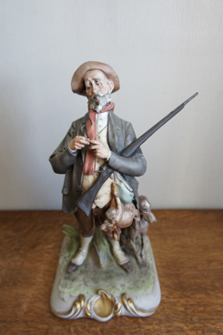 Охотник с ружьём, D. Belloire, Каподимонте, фарфоровые статуэтки. KunstGalerie