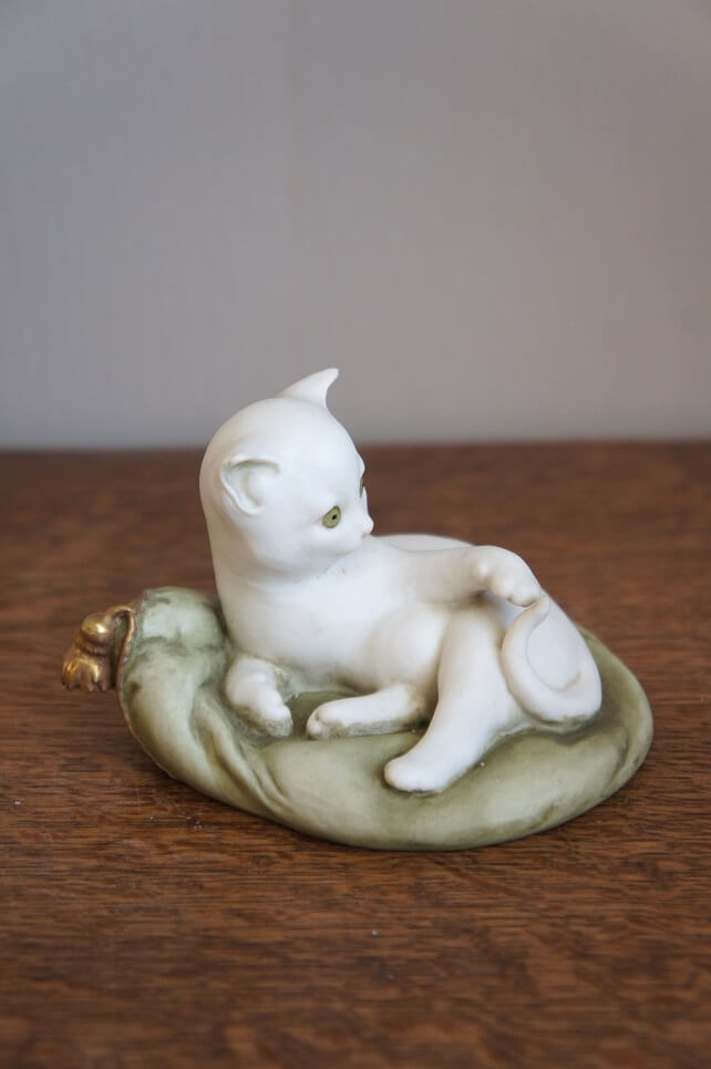 Кот на подушке, Каподимонте, статуэтка