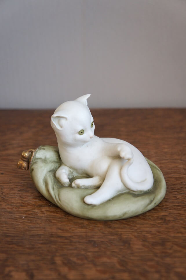 Кот на подушке, Capodimonte, статуэтка