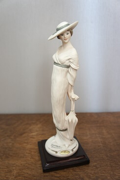 Девушка в светлом с зонтом, Giuseppe Armani Florence, Capodimonte, статуэтка, KunstGalerie.ru