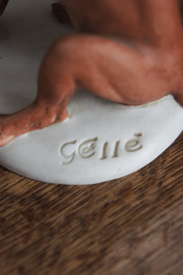 Собака с бабочкой, Каподимонте, статуэтка
