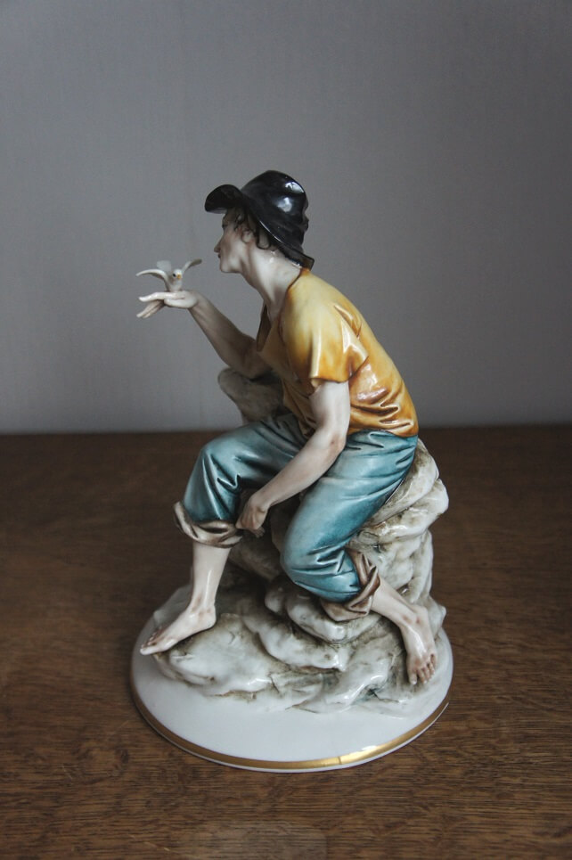 Мужчина с птичкой, IPA, Capodimonte, статуэтка