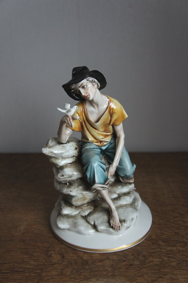 Мужчина с птичкой, IPA, Capodimonte, статуэтка