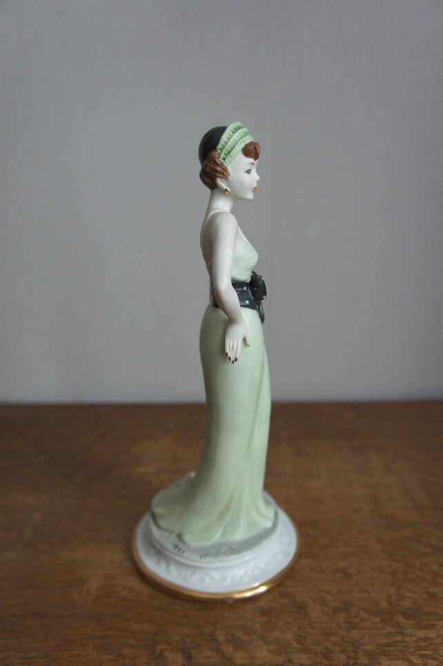 Девушка в зеленом с клатчем, Capodimonte, статуэтка