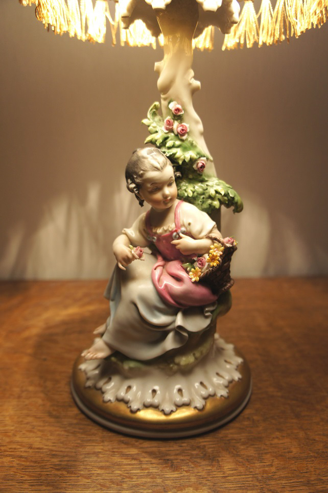 Светильник девочка с корзиной, Capodimonte, статуэтка