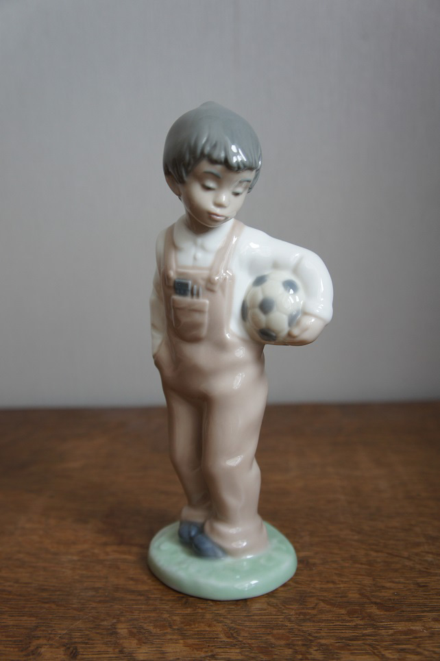 Юный футболист Lladro NAO, статуэтка