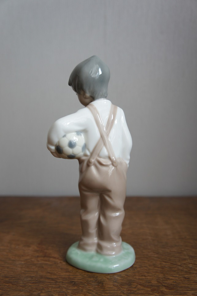 Юный футболист Lladro NAO, статуэтка