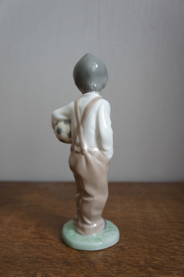Юный футболист Lladro NAO, статуэтка