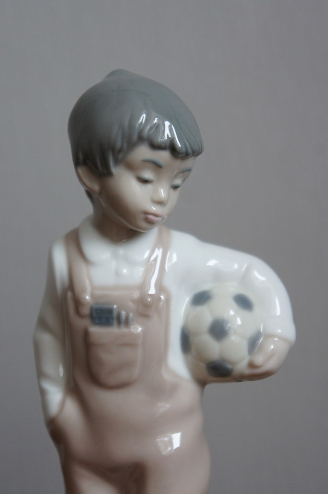Юный футболист Lladro NAO, статуэтка