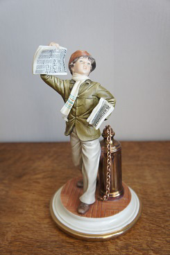 Мальчик с газетами, Sandro Maggioni, Каподимонте, фарфоровые статуэтки. KunstGalerie