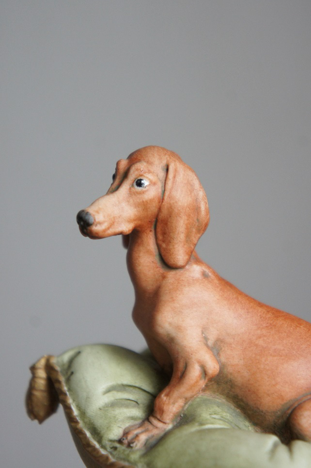 Такса на подушке, Giuseppe Cappe, Capodimonte, статуэтка