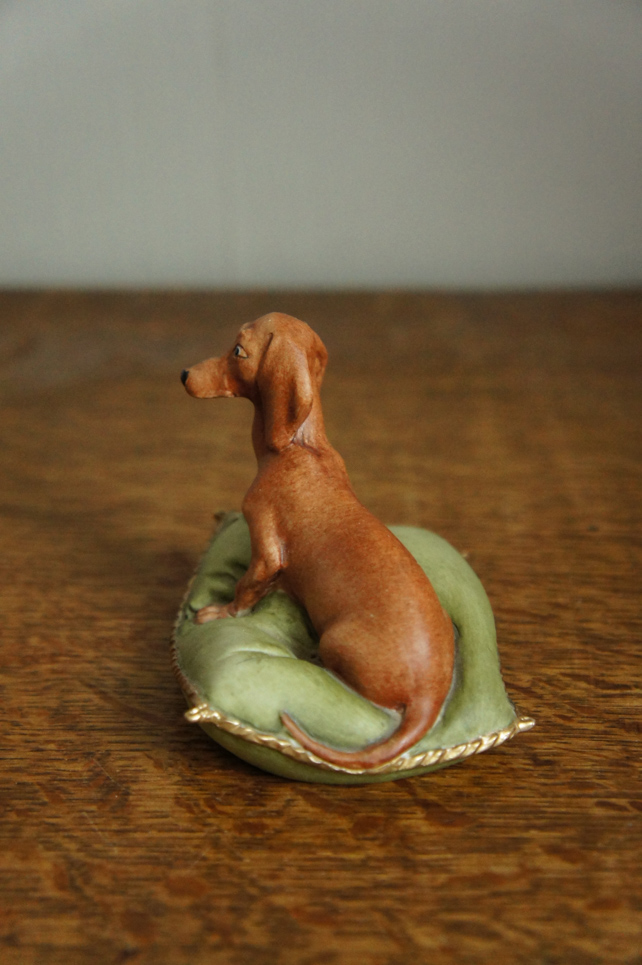 Такса на подушке, Capodimonte, статуэтка