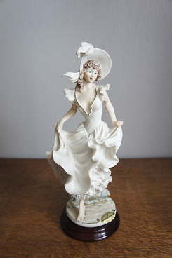 Девушка в белом на ветру, Джузеппе Армани, Флоренс, Каподимонте, статуэтка, KunstGalerie.ru