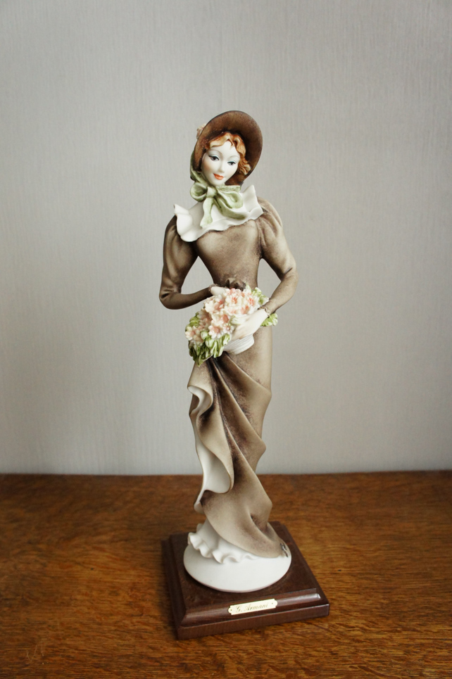 Дама в коричневом с корзинкой, Giuseppe Armani, статуэтка