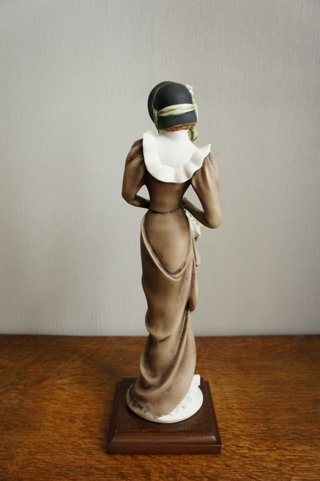Дама в коричневом с корзинкой, Джузеппе Армани, статуэтка