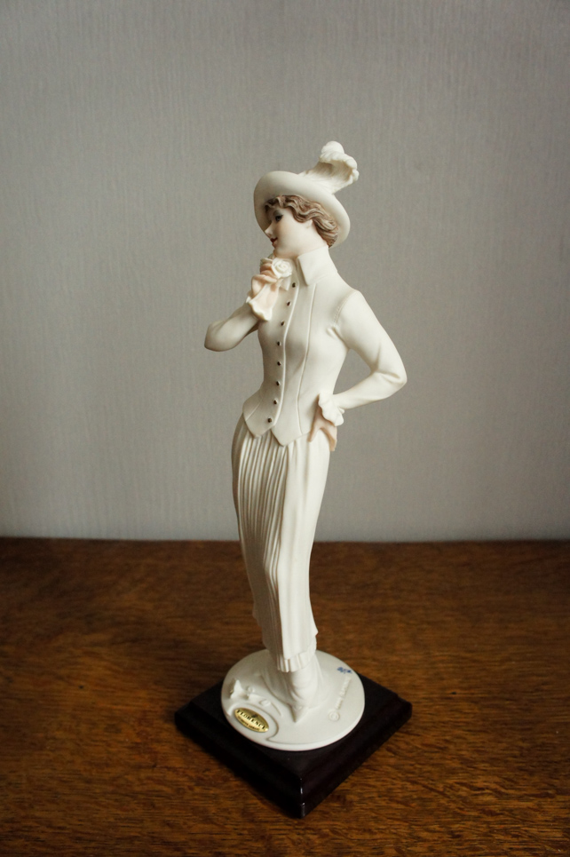 Сюзанна с розочкой в белом, Джузеппе Армани, статуэтка