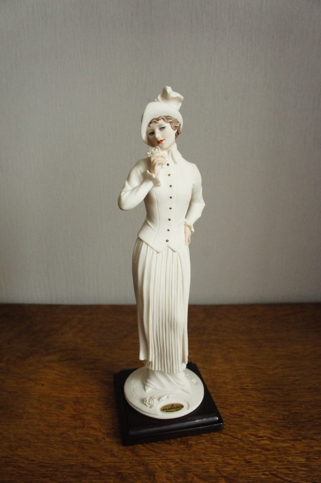 Сюзанна с розочкой в белом, Giuseppe Armani, статуэтка