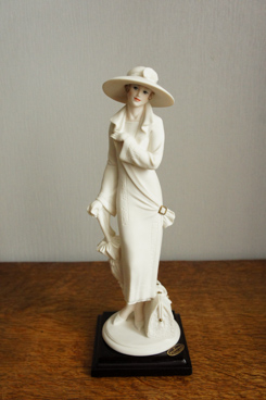 Девушка в шляпе с зонтом, Джузеппе Армани, Флоренс, Каподимонте, статуэтка, KunstGalerie.ru