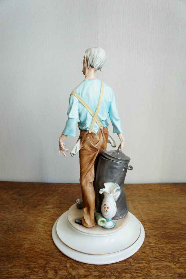 Мужчина с мусорным баком, Tosca, Capodimonte, статуэтка
