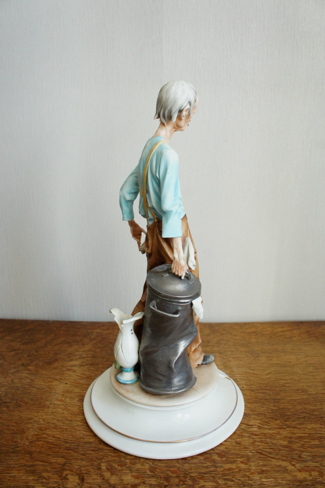 Мужчина с мусорным баком, Tosca, Capodimonte, статуэтка