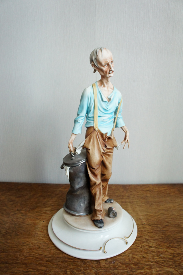 Мужчина с мусорным баком, Tosca, Capodimonte, статуэтка