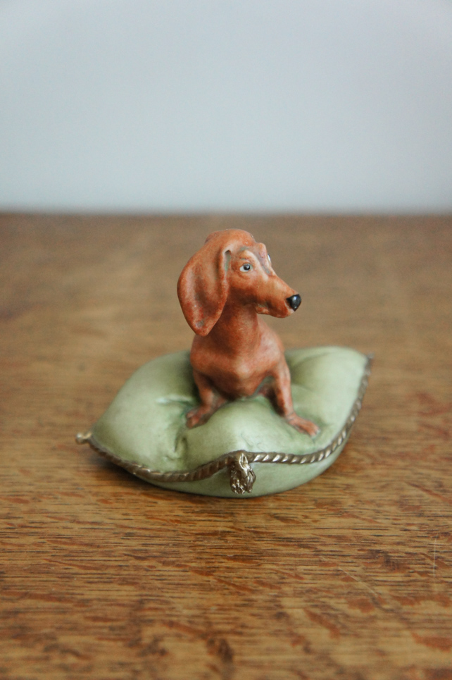 Такса на подушке, Capodimonte, статуэтка